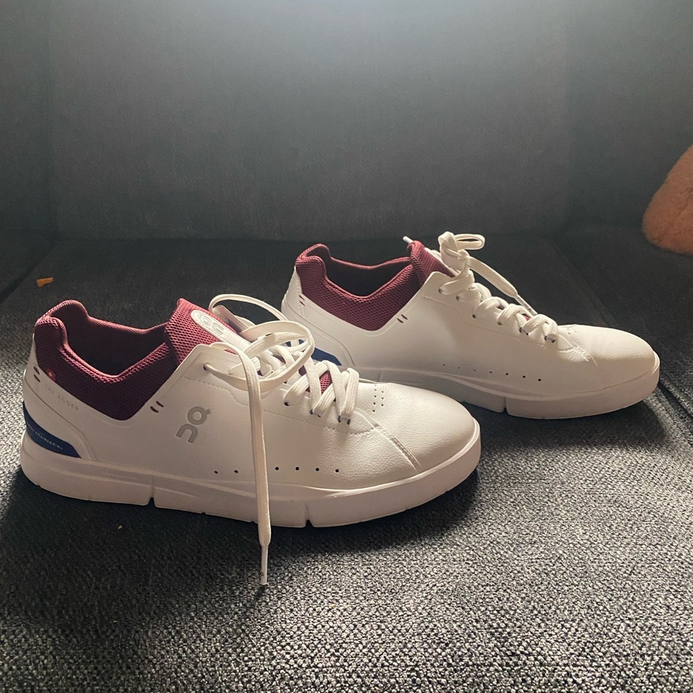 NWOT The Roger On Cloud Sneaker